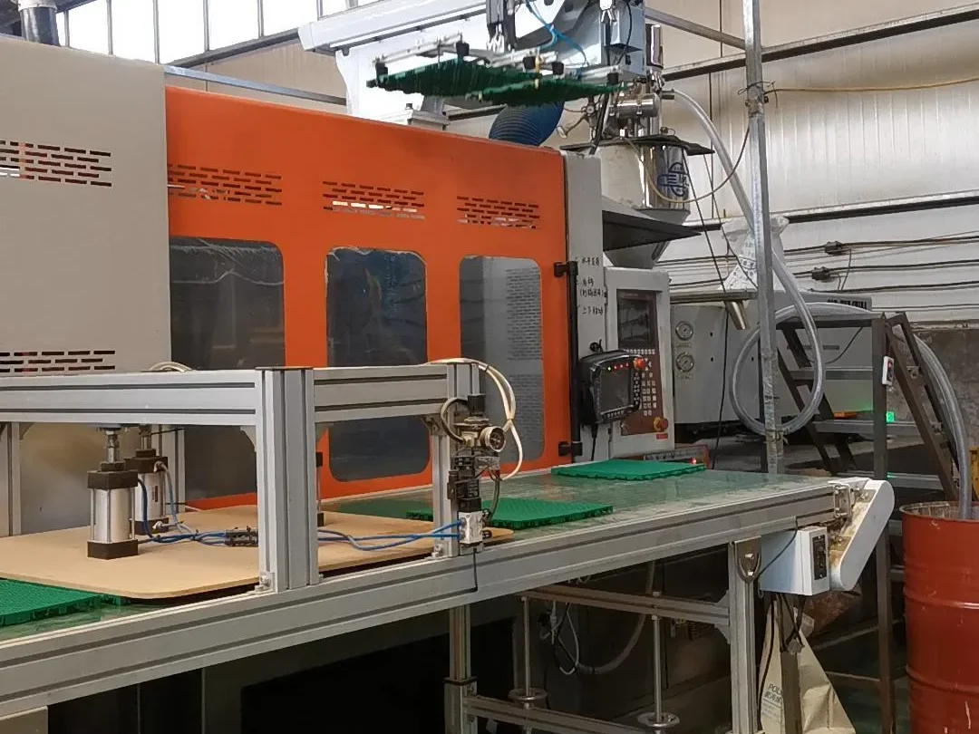 Modular tiles moving through an injection-moulding production area